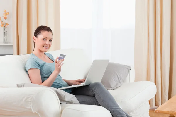 Красива жінка робить онлайн-платежі з її кредитною карткою. — стокове фото