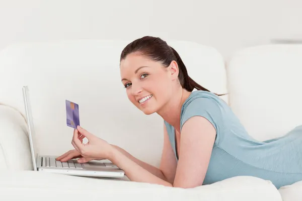 Vista lateral de uma mulher bonita fazendo um pagamento on-line com ela — Fotografia de Stock
