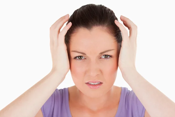 Porträtt av en snygg kvinna ha huvudvärk medan standin — Stockfoto