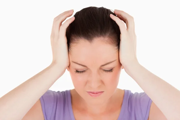 Retrato de una mujer atractiva con dolor de cabeza mientras está de pie —  Fotos de Stock