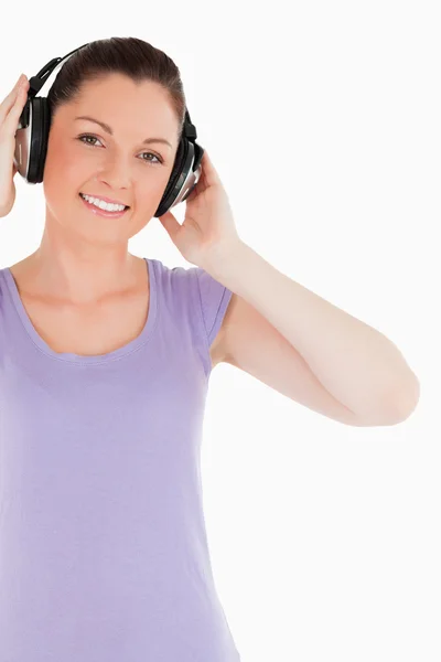 Atrakcyjna kobieta z słuchawki stojąc — Zdjęcie stockowe