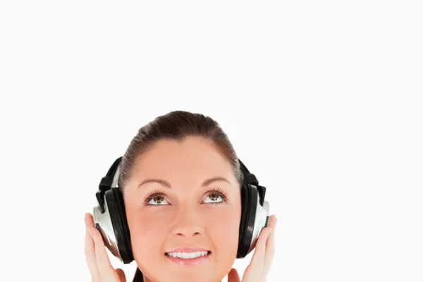 Portrait of a gorgeous woman posing with headphones while standi — Stock Photo, Image