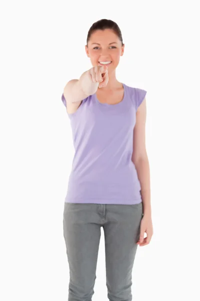 Buena mujer posando con su pulgar para arriba mientras está parado — Stockfoto