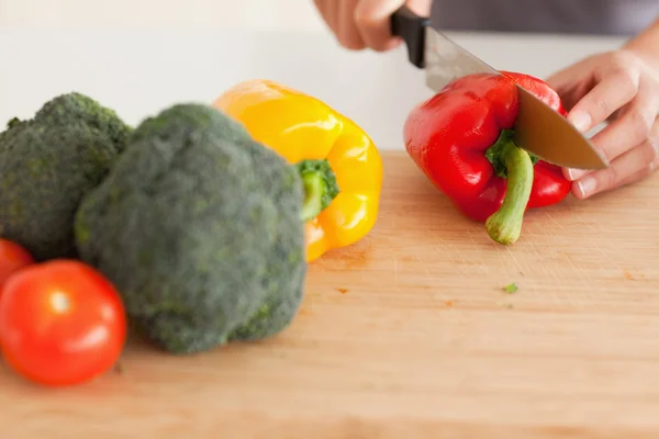 Mulher mãos cozinhar legumes enquanto de pé — Fotografia de Stock