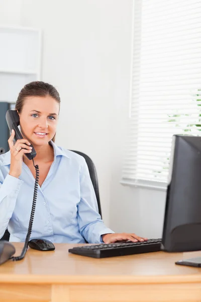 Trabajador de oficina haciendo una llamada telefónica — Foto de Stock