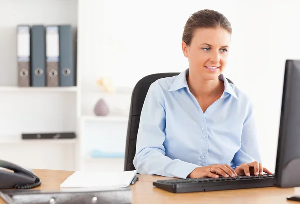 Tipik bir klavye üzerinde ofis çalışanı — Stok fotoğraf