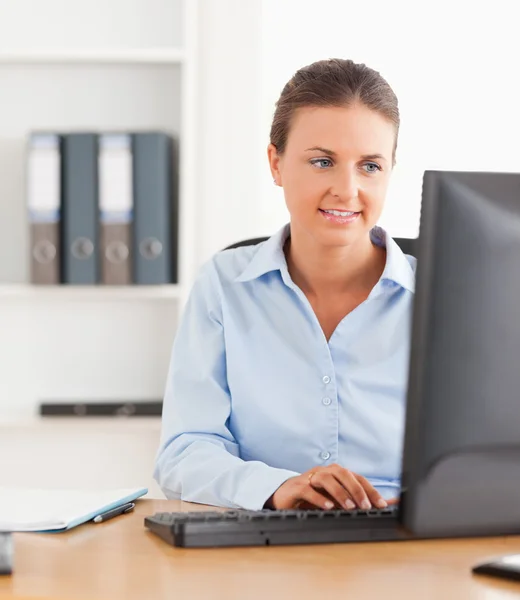 Närbild på en kontorist att skriva på ett tangentbord — Stockfoto