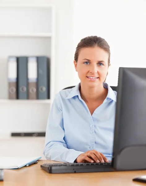 Bir bilgisayarı kullanarak çalışan kadın — Stok fotoğraf