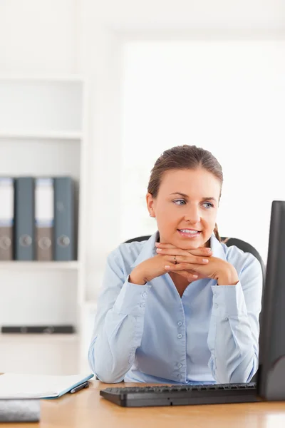 Office worker looking at her computer — Stock Photo, Image
