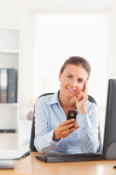 Businesswoman pomocí svého mobilního telefonu — Stock fotografie