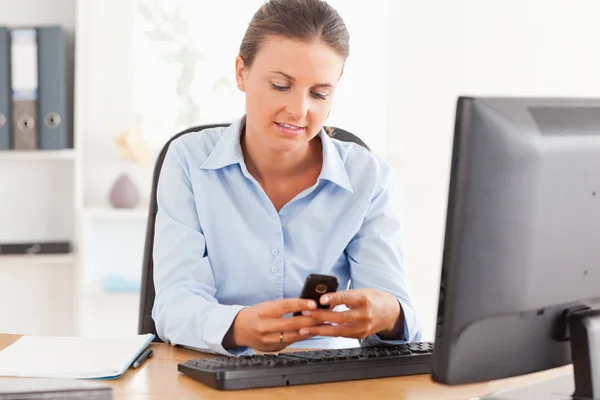Working woman using her mobile phone — Stock Photo, Image