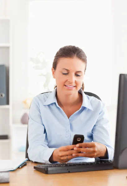 Büroangestellte sendet eine SMS — Stockfoto