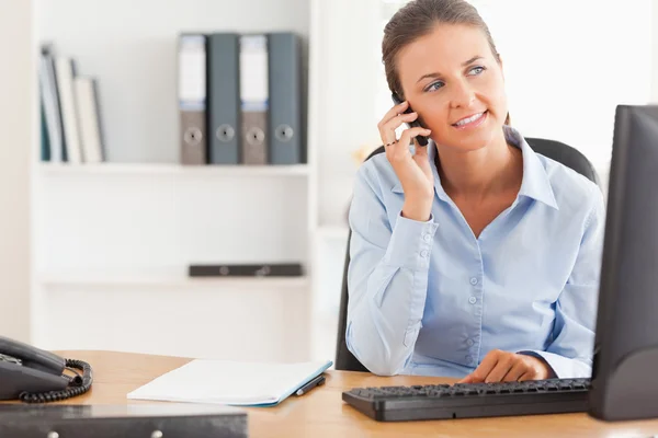 Dolgozó nő beszél a telefonon — Stock Fotó