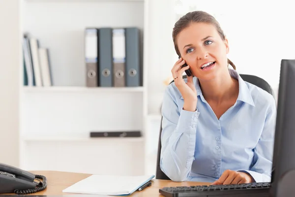 Affärskvinna talar i telefon — Stockfoto