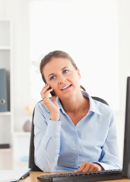 Портрет деловой женщины, говорящей по телефону — стоковое фото
