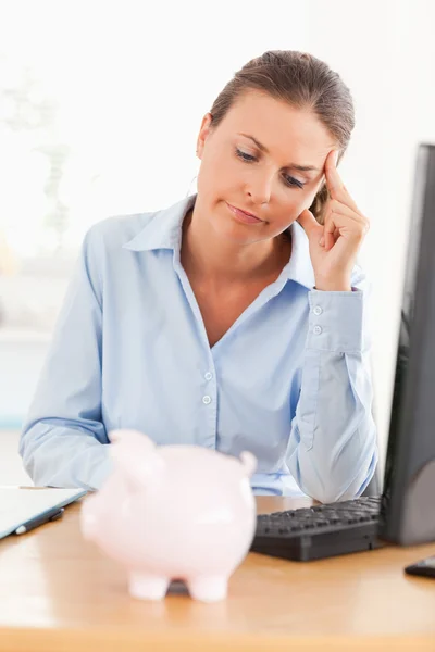 Donna che lavora in bancarotta — Foto Stock
