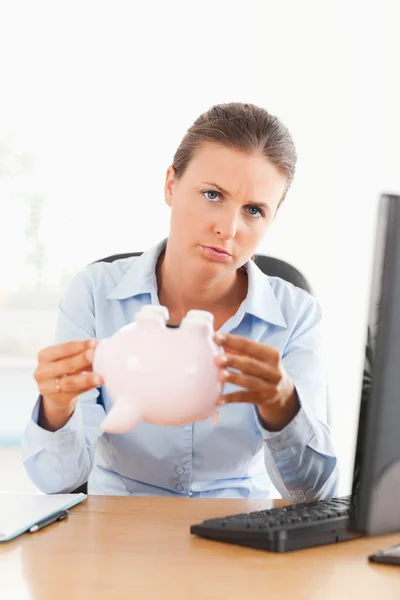 Triest zakenvrouw met een lege piggy bank — Stockfoto