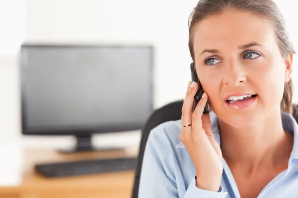 Söt arbetande kvinna tala i telefon — Stockfoto