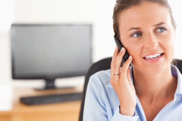 Lachende werkende vrouw spreken op de telefoon — Stockfoto