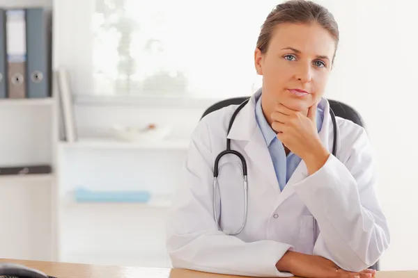 Söta kvinnliga läkare poserar — Stockfoto