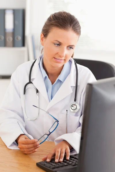 Läkare som arbetar på hennes dator — Stockfoto