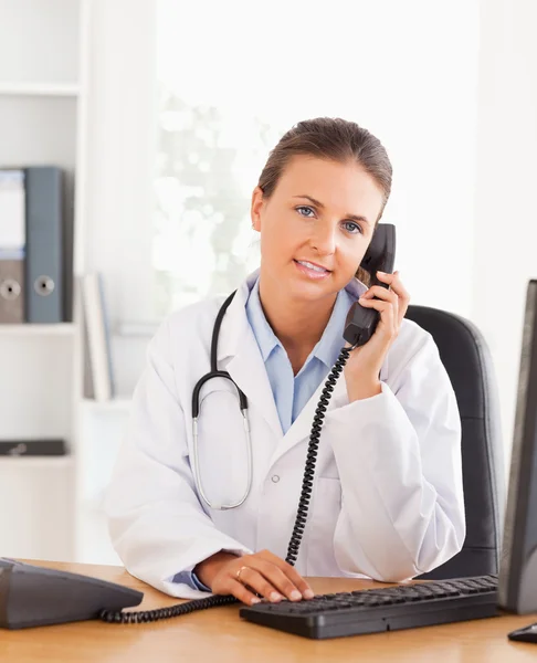 Portret poważne kobiece kobieta lekarz na telefon — Zdjęcie stockowe