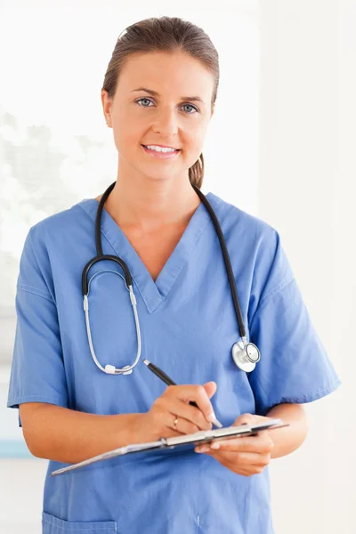 Pielęgniarka zapisu w folderze — Zdjęcie stockowe