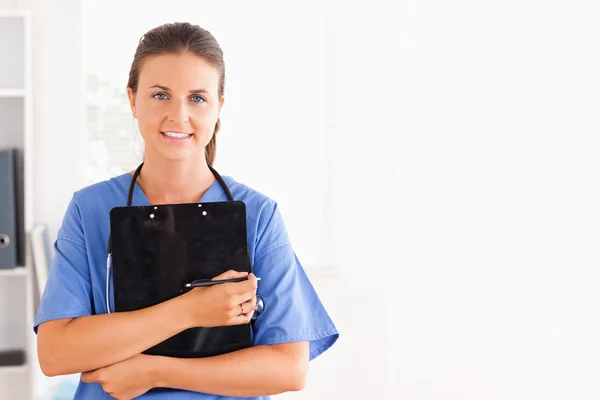 Leende sjuksköterska hålla en mapp — Stockfoto
