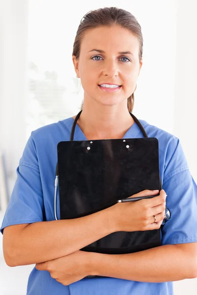 Närbild på en sjuksköterska som innehar en mapp — Stockfoto