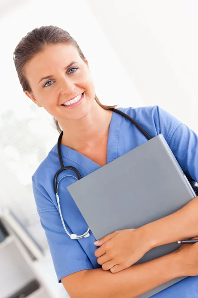 Sorridente infermiera guardando la fotocamera — Foto Stock
