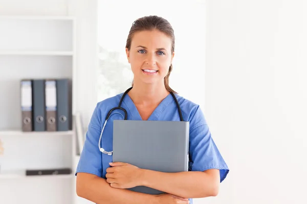 Vacker sjuksköterska hålla en mapp — Stockfoto