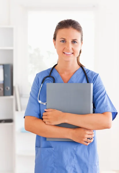 Lekarz trzymając folder i o stetoskop wokół szyi — Zdjęcie stockowe