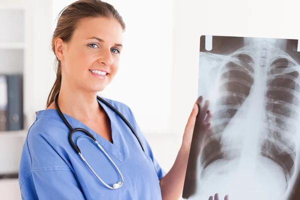 Nádherná doktor s stetoskop a x-ray — Stock fotografie