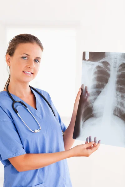 Wunderschöne brünette Ärztin mit Stethoskop und Röntgenbild — Stockfoto