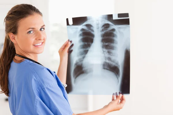Médico morena com raio-x e estetoscópio — Fotografia de Stock