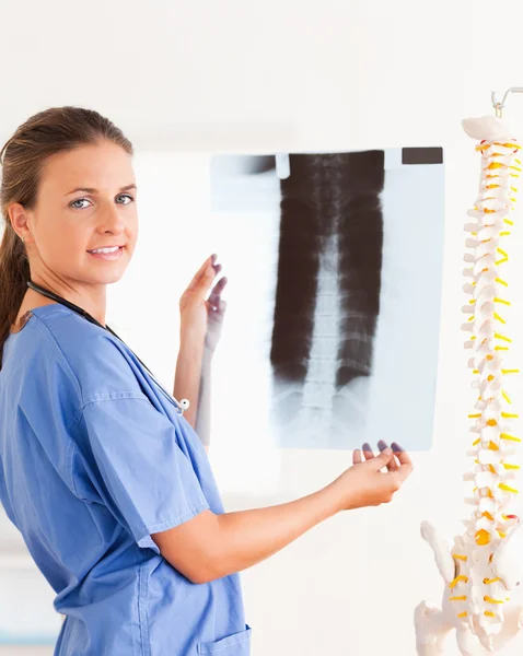 Médecin brune souriant avec stéthoscope et radiographie — Photo