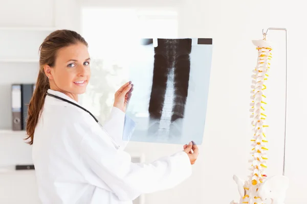 漂亮的女医生用听诊器和 x 射线 — 图库照片