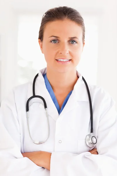 Porträtt av en vacker läkare med stetoskop — Stockfoto