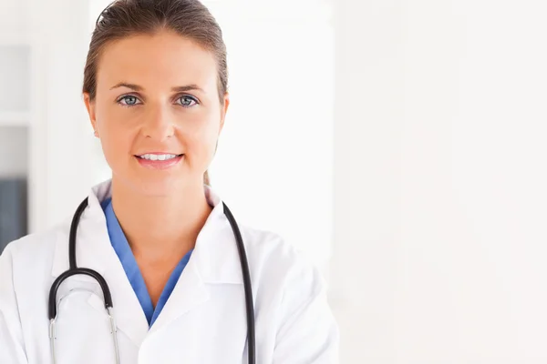 Porträtt av en vacker brunett läkare med stetoskop — Stockfoto