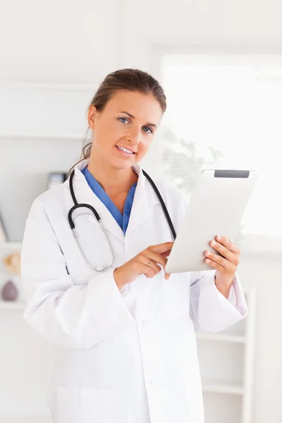 Okouzlující doktor s stetoskopem kolem krku na — Stock fotografie
