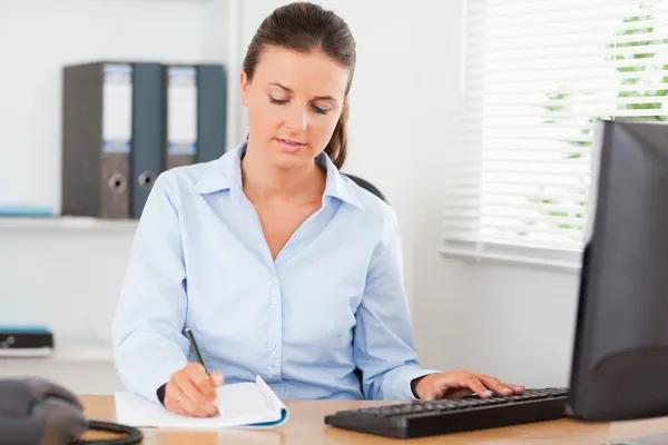 Koncentrerad affärskvinna skriva något — Stockfoto