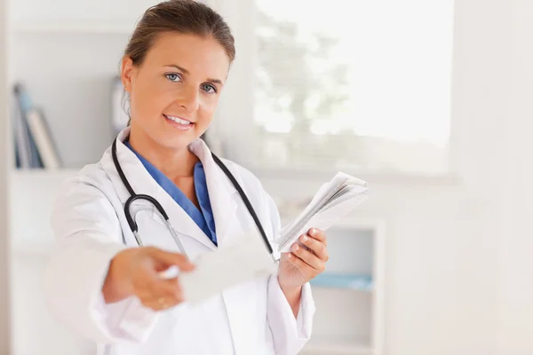 Affascinante medico bruna distribuendo una prescrizione — Foto Stock