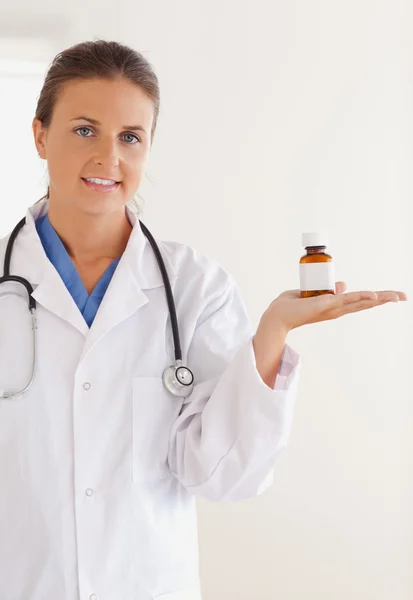Bello sguardo medico bruna con stetoscopio guardando alcuni pi greco — Foto Stock