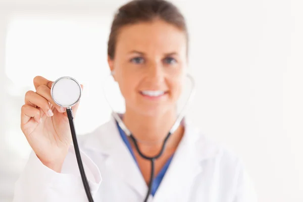 Prachtige arts weergegeven: stethoscoop naar de camera — Stockfoto