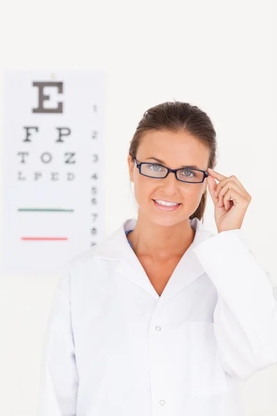 Ögonspecialist glasögon ser in i kameran — Stockfoto