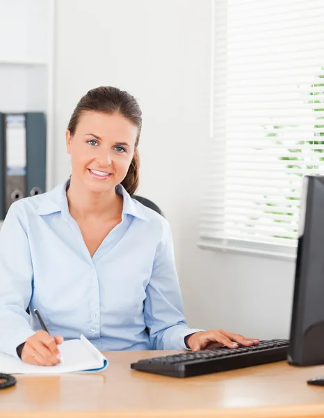 Cute businesswoman looking into the camera — Stock Photo, Image