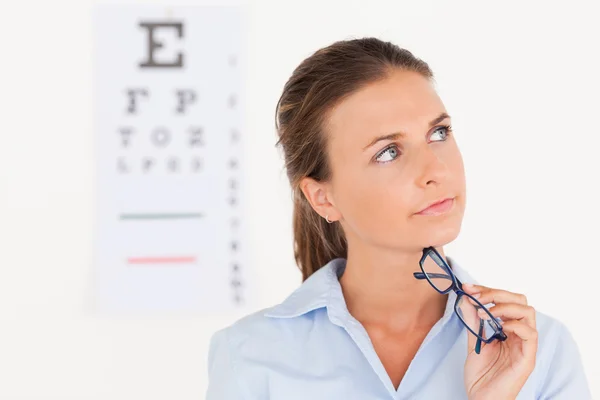 Denkender Augenarzt mit Brille — Stockfoto