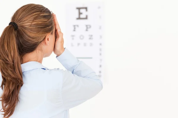Brunette vrouw maken een oogtest — Stockfoto
