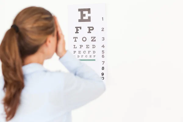Belle femme brune faisant un test oculaire — Photo