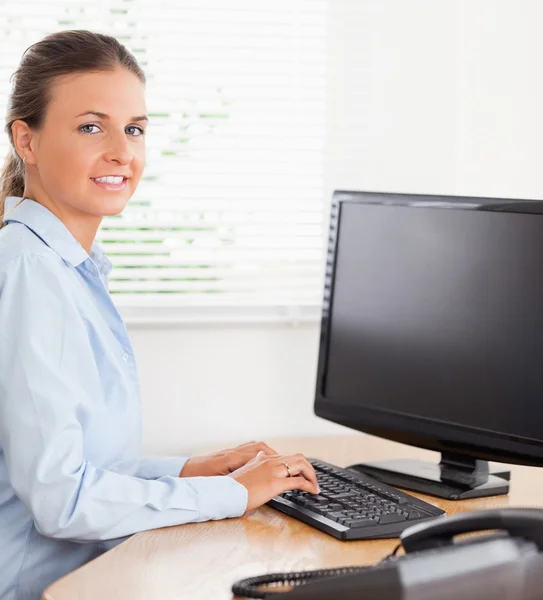 Affärskvinna att skriva på arbetsplatsen — Stockfoto